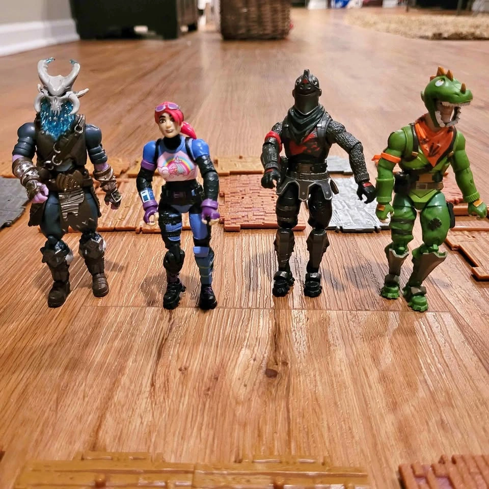 Fortnite figures, with accessories and a block