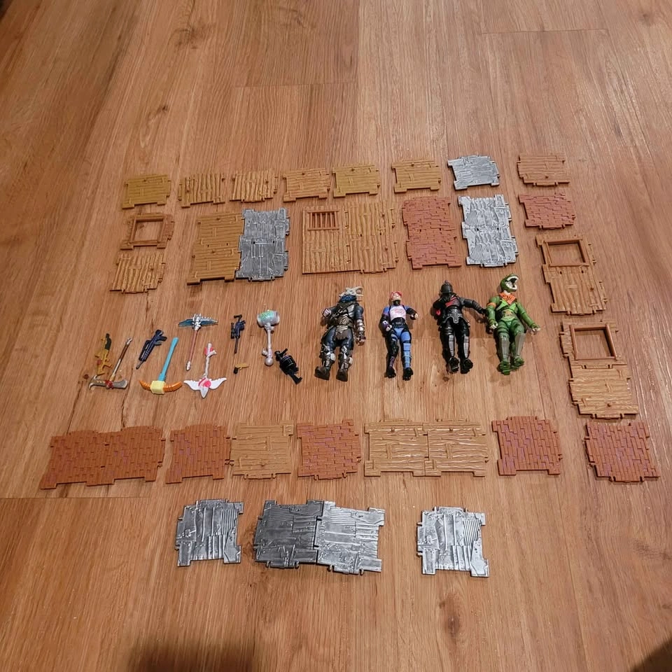 Fortnite figures, with accessories and a block - photo 2