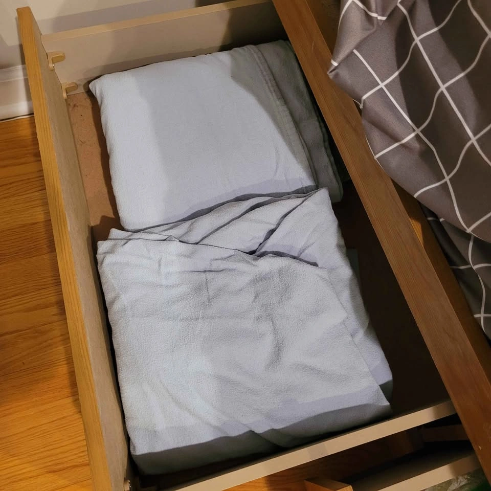 Single bed with 3 storage drawers, headboard, mattress, and bedd - photo 4
