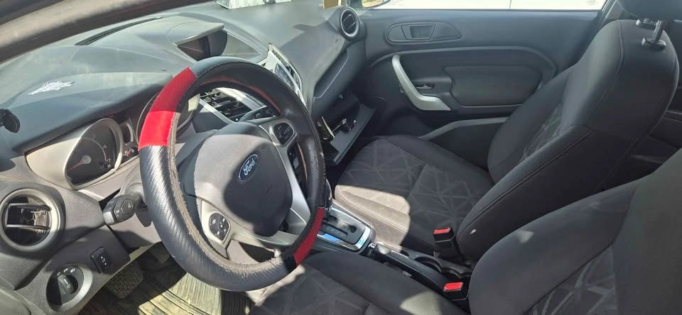 2011 Ford Fiesta - photo 2