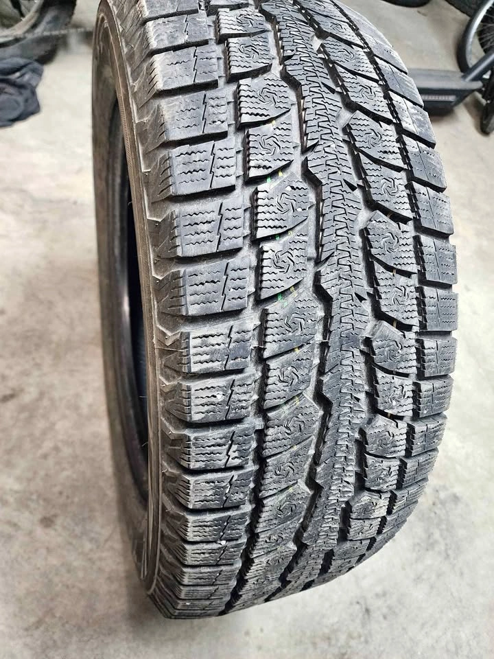 1No. 275/60R20 Toyo Observe GSi-6 LS Winter Tire