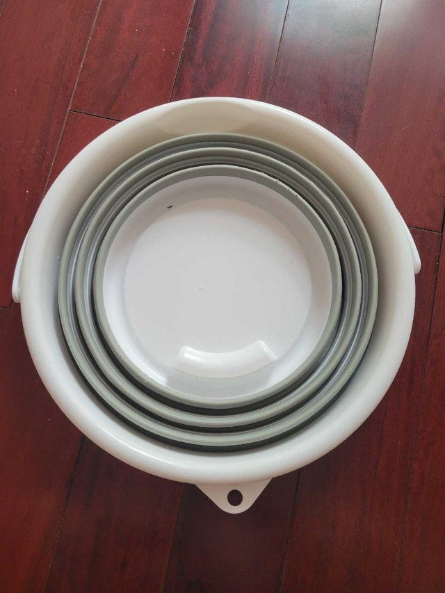 Collapsible Silicone Bucket