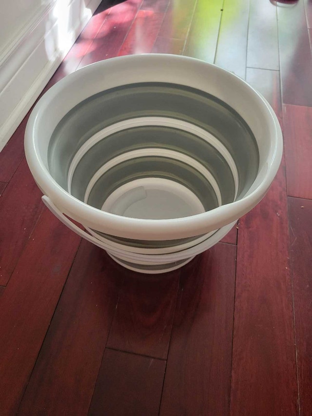 Collapsible Silicone Bucket - photo 2