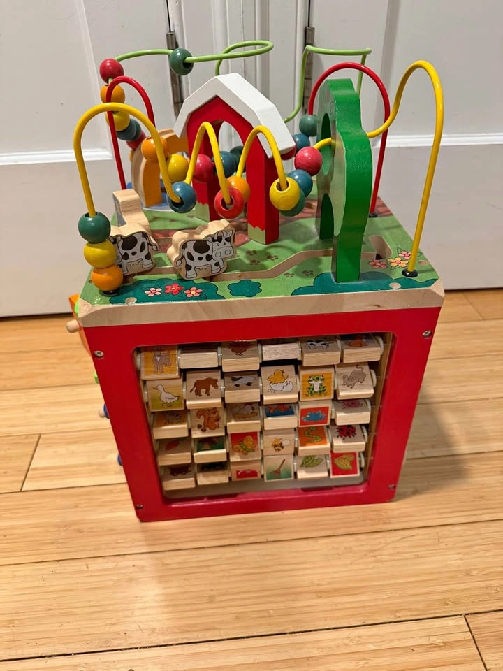 Battat – Activity Cube with Farm Theme