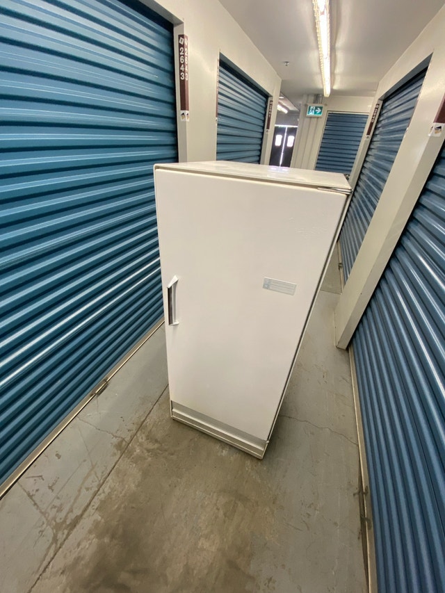 WHITE FRIGIDAIRE REFRIGERATOR - photo 2