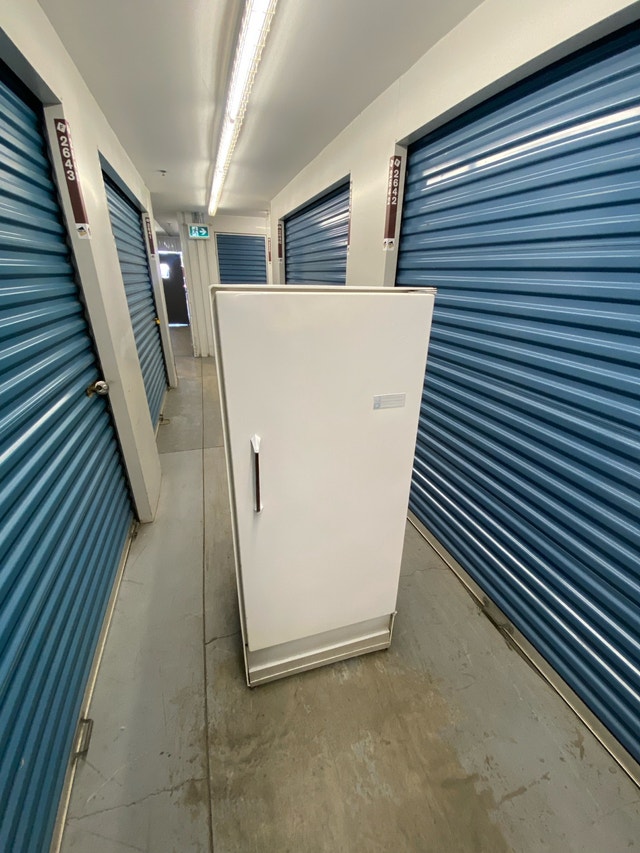 WHITE FRIGIDAIRE REFRIGERATOR - photo 3