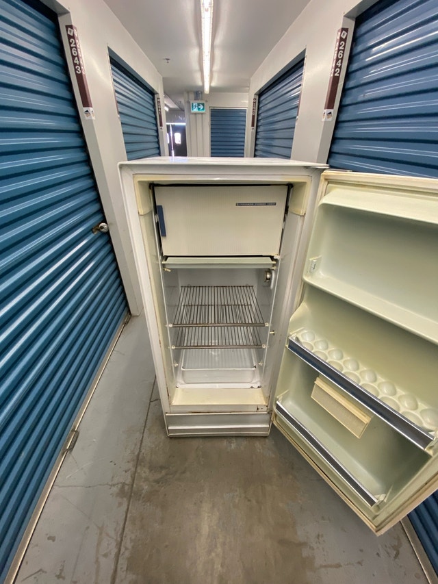 WHITE FRIGIDAIRE REFRIGERATOR - photo 4