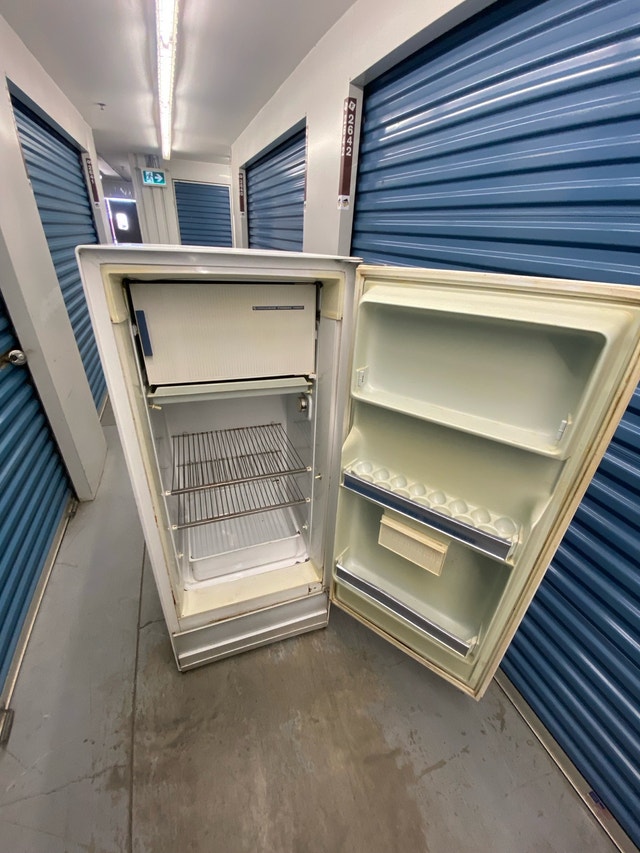 WHITE FRIGIDAIRE REFRIGERATOR - photo 5