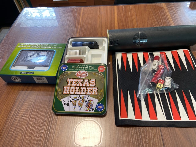 Merangue Cribbage Board and Casino Kings Poker Set