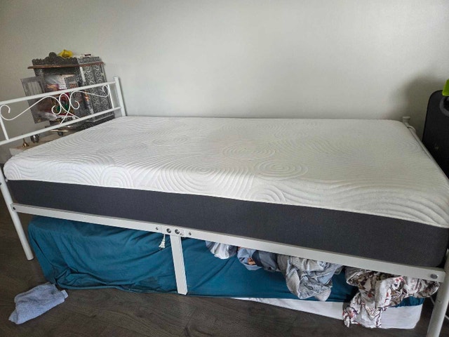 10" Twin Memory Foam Mattress – Excellent Condition