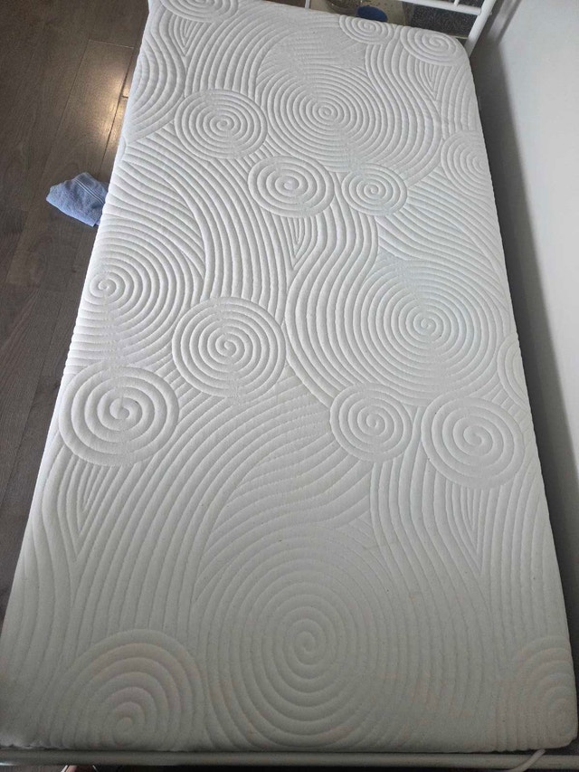 10" Twin Memory Foam Mattress – Excellent Condition - photo 2