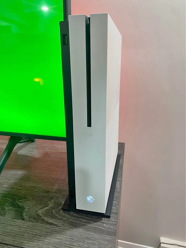 Xbox One S (White) – Works Perfectly + Vertical Stand