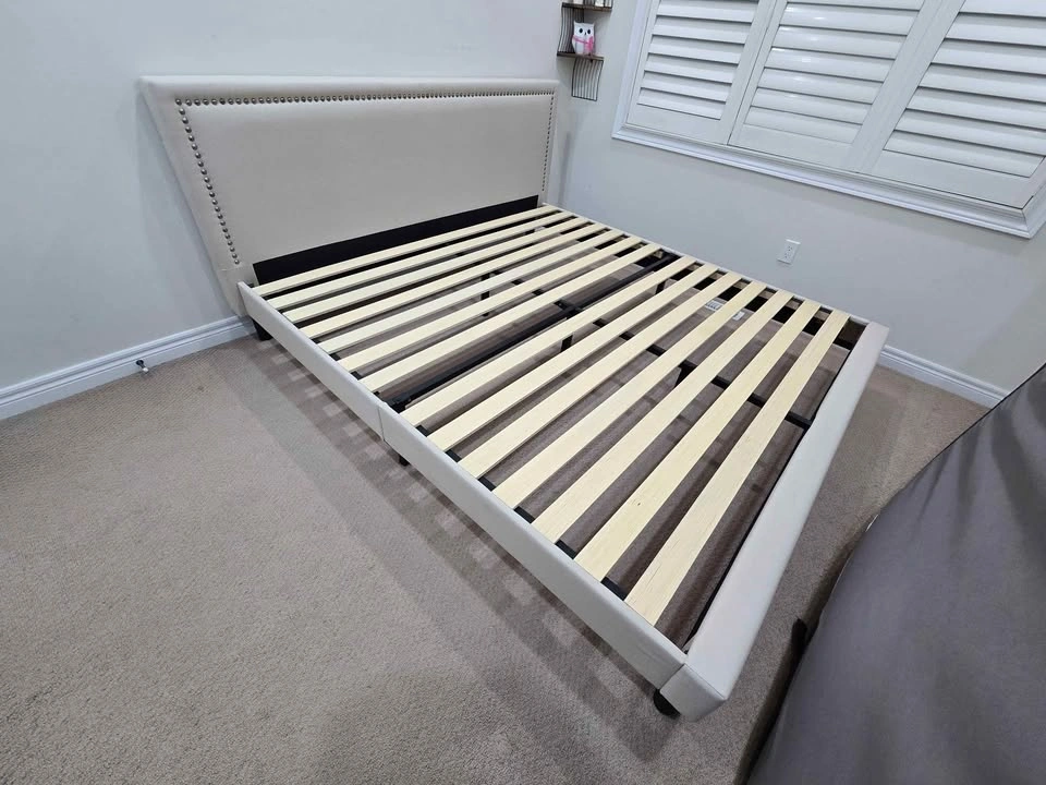Zinus Deluxe Upholstered Nailhead Trim Platform King Bed - photo 3