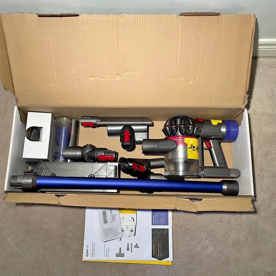Dyson V7 Complete Cordless Stick Vacuum (NEEDS BATTERY)