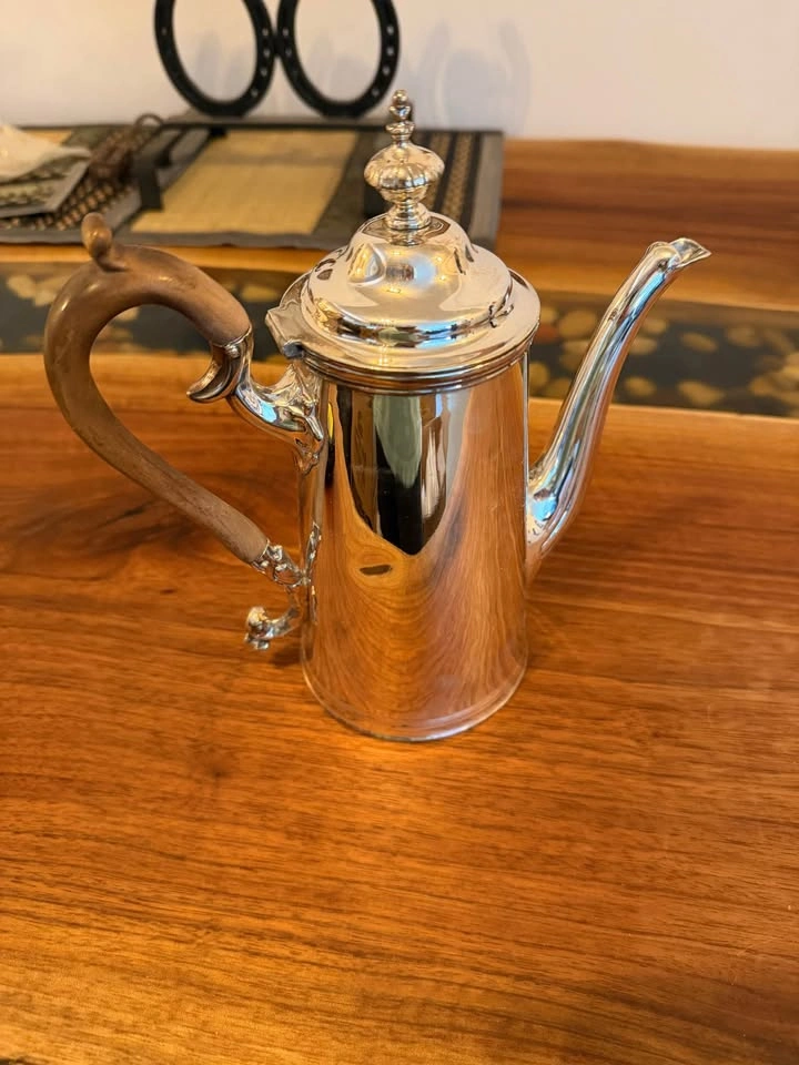 Pretty silver plated tea pot with carved wooden handle - photo 2