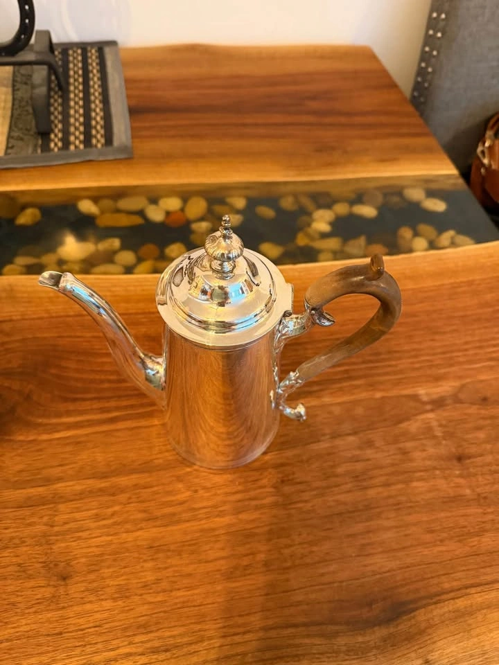 Pretty silver plated tea pot with carved wooden handle - photo 3