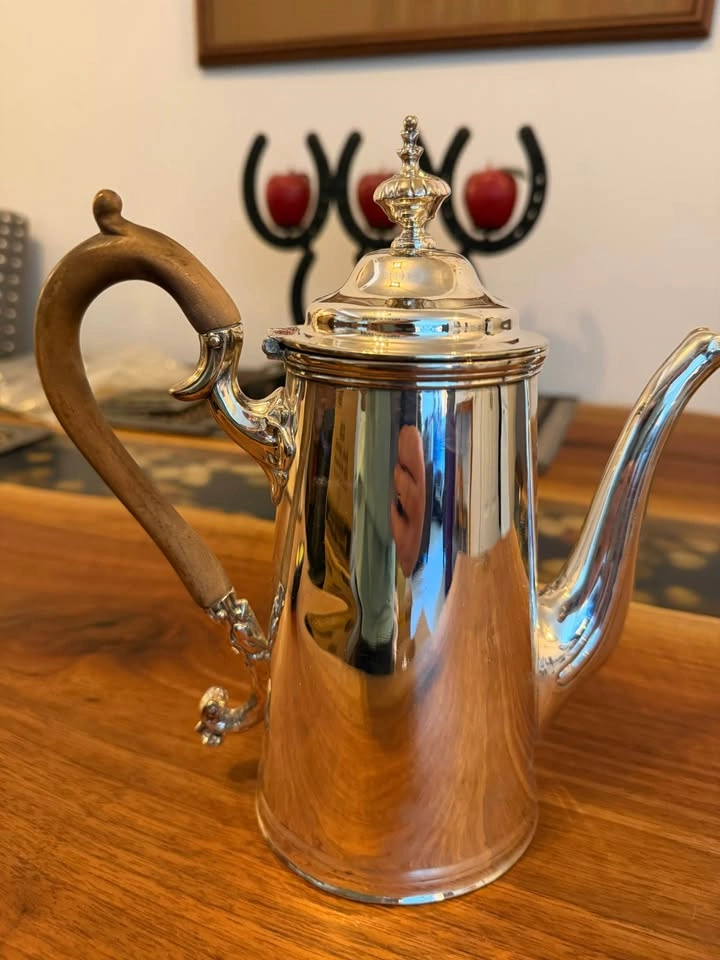 Pretty silver plated tea pot with carved wooden handle - photo 4