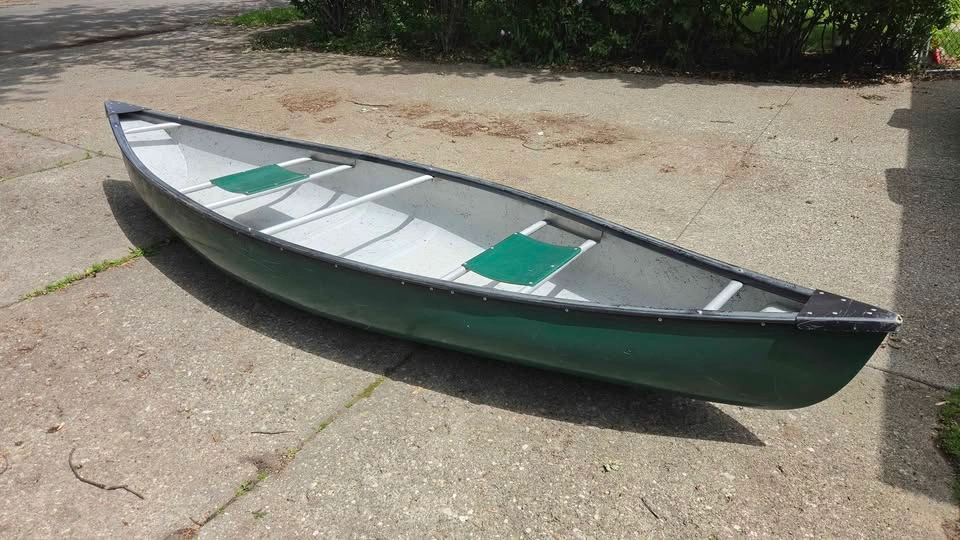 2000 Chief canoe