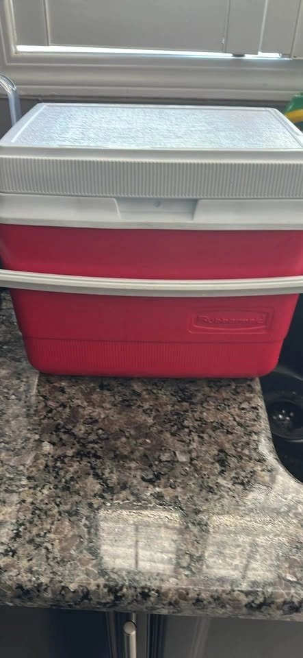 Rubbermaid Personal Cooler - photo 2