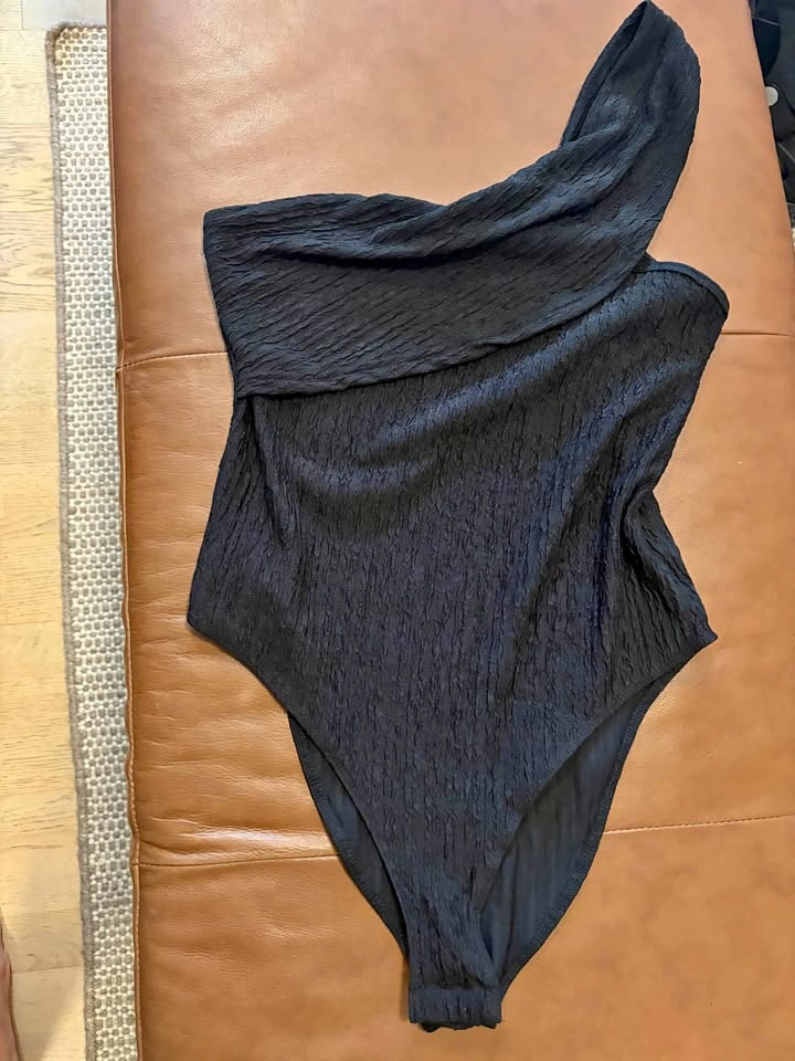 Black Textured One-Shoulder Bodysuit (Medium)