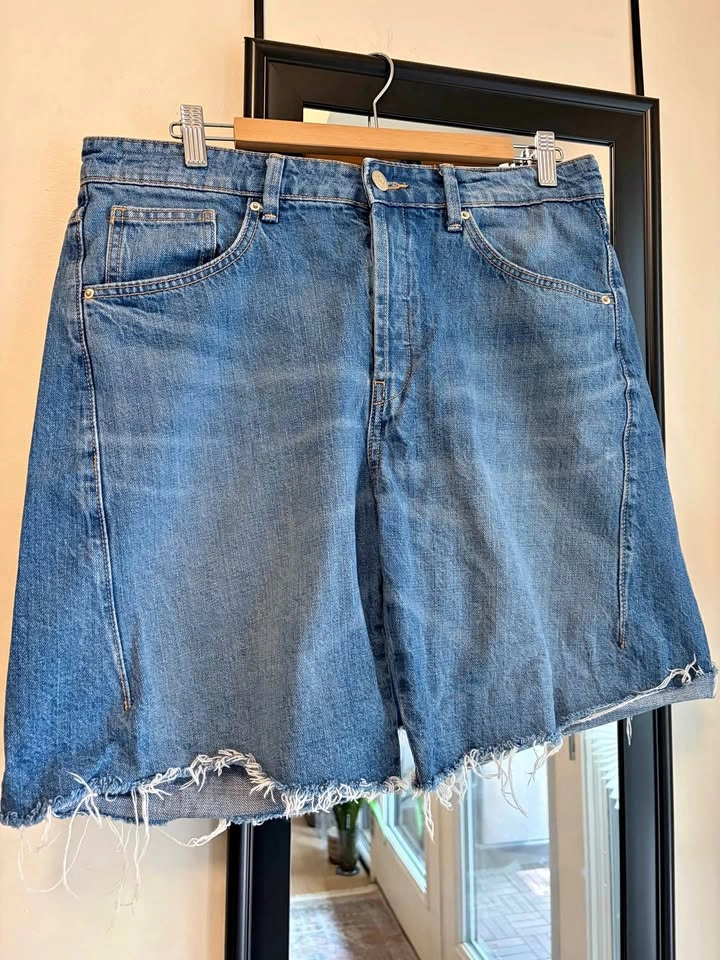 Zara Light Wash Raw Hem Denim Shorts - 8