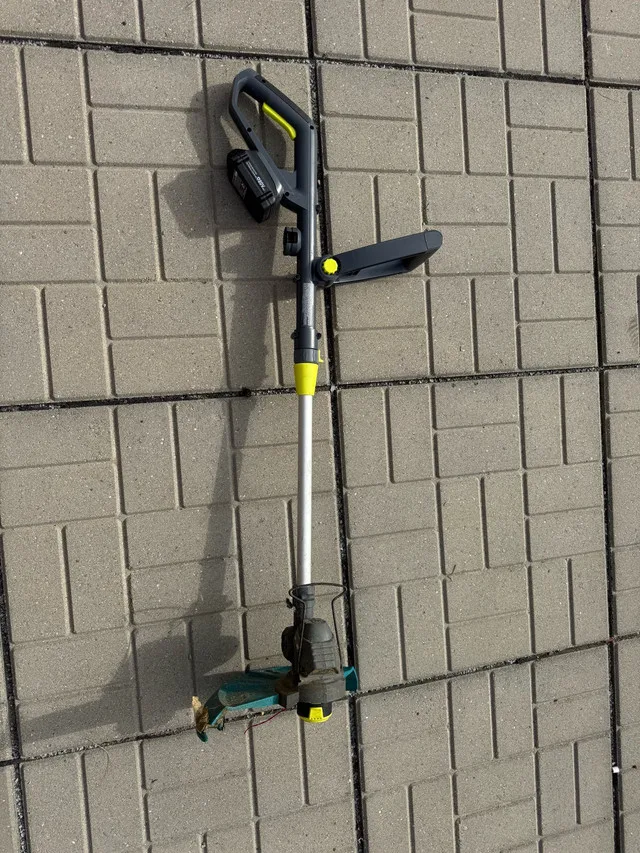 Yardworks 20V Cordless String Grass Trimmer thumbnail