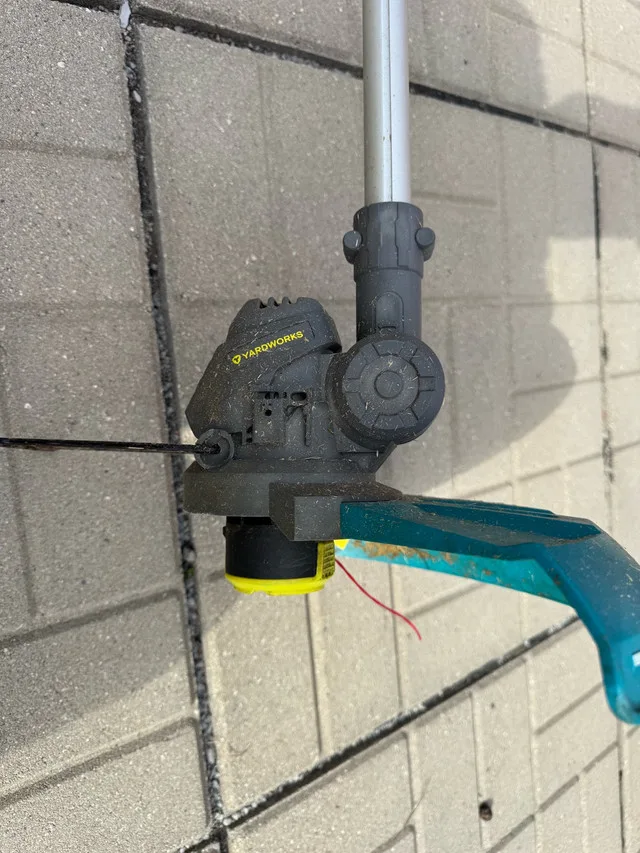 Yardworks 20V Cordless String Grass Trimmer image indicator(3)