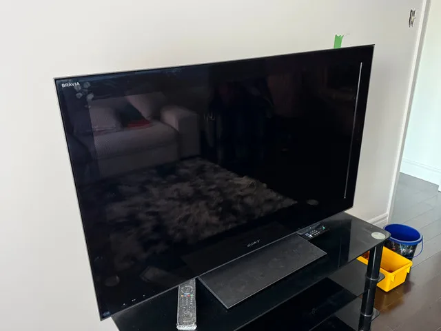 TV 43” 240hz with Stand image indicator(2)