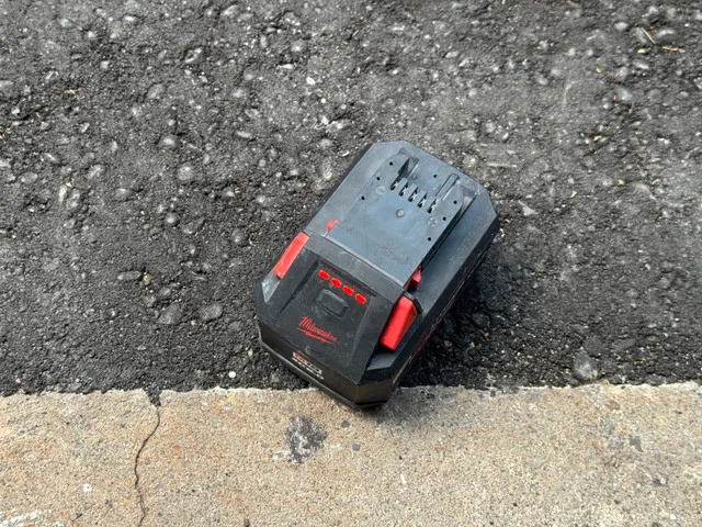 Milwaukee 6ah Forge Battery image indicator(2)