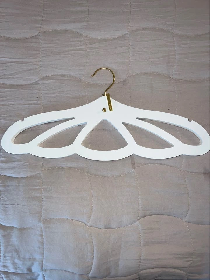 Bridal Getting Ready Set – Hangers, Slippers & “Primping” Sign - photo 2
