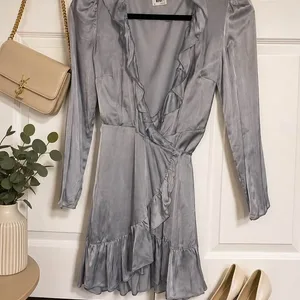 Aritzia Sunday Best Wrap Dress Satin, Size XS Like New | Karrot Aritzia Sunday Best Wrap Dress Satin, Size XS Like New | Karrot