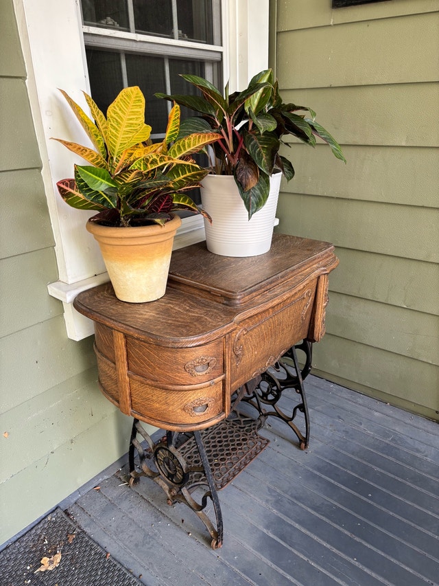 Puritan Vintage Sewing Machine - photo 2
