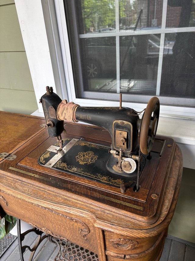 Puritan Vintage Sewing Machine - photo 4