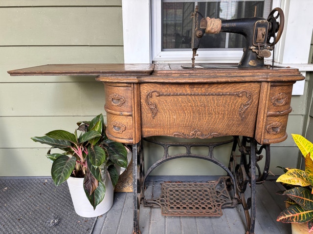Puritan Vintage Sewing Machine - photo 5