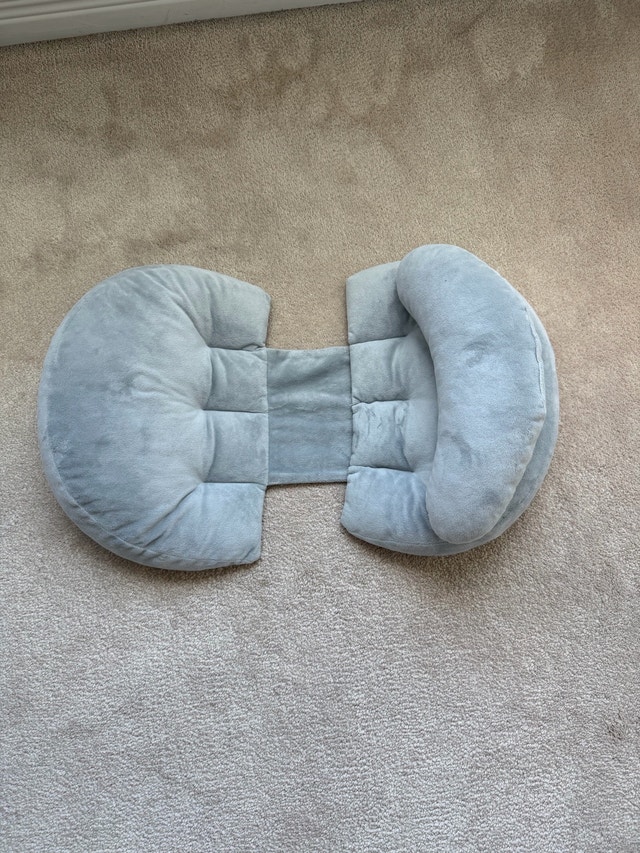 Ergonomic Pregnancy Pillow for Side Sleeping – Gray