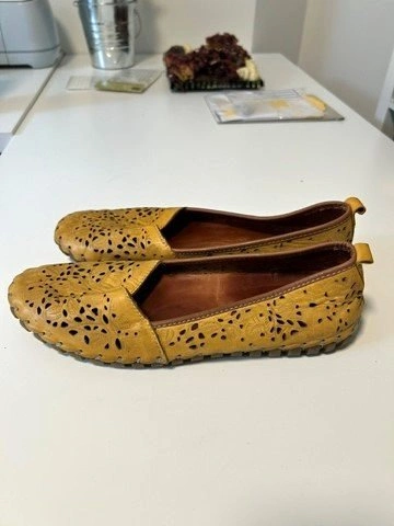 Kunitz Shoes Mustard-Yellow Leather Flats – Size 8-8.5