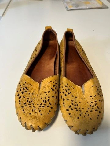 Kunitz Shoes Mustard-Yellow Leather Flats – Size 8-8.5 - photo 2