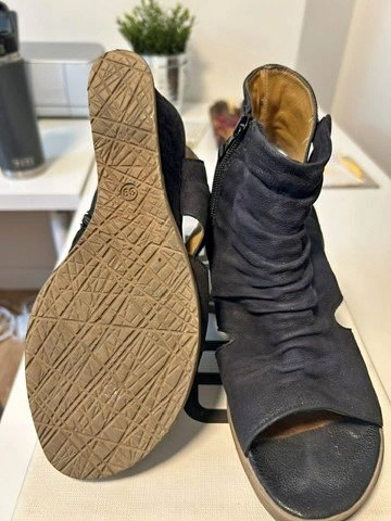MJUS Black Ruched Leather Sandals