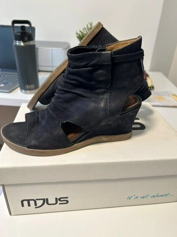 MJUS Black Ruched Leather Sandals - photo 2