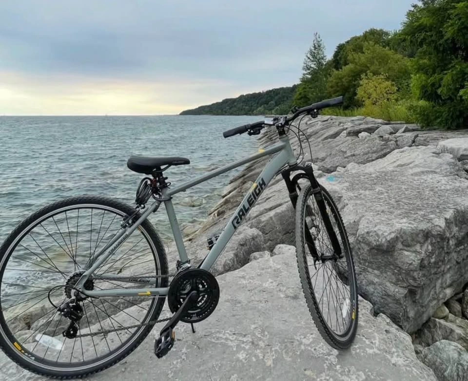 Raleigh Route hybrid bike - 700C - photo 2