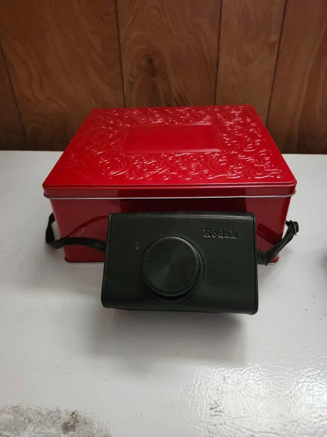 Kodak Instamatic 133 Camera with Case image indicator(2)