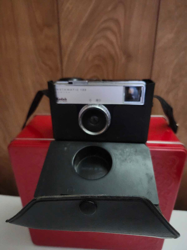 Kodak Instamatic 133 Camera with Case - photo 3