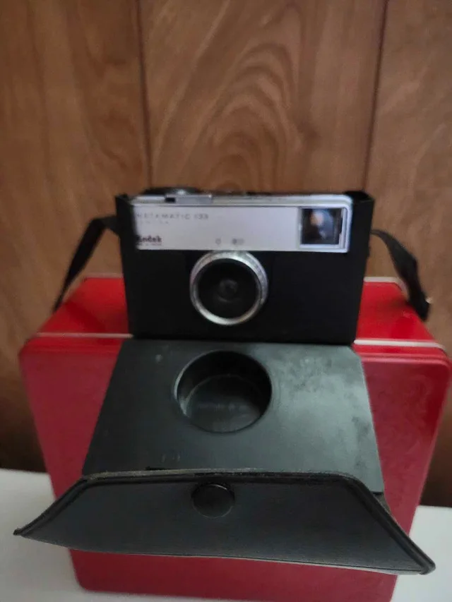 Kodak Instamatic 133 Camera with Case image indicator(3)