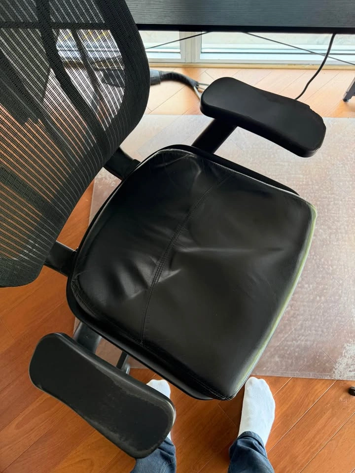Chair and desk need gone asap - photo 2