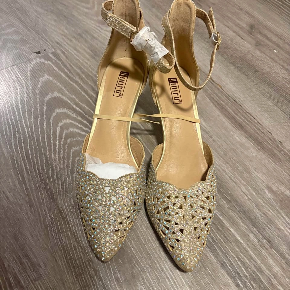 Gold classic kitty heels