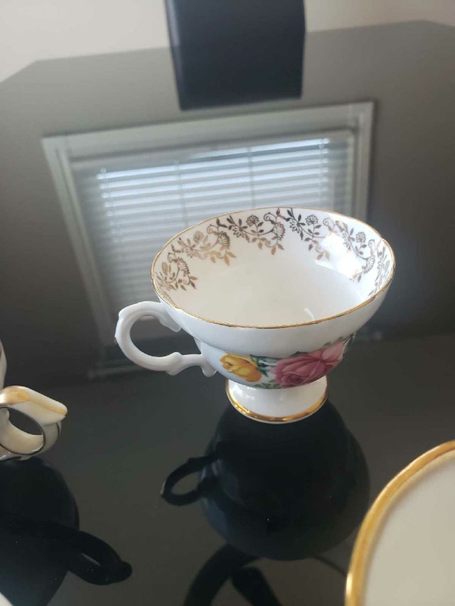 Vintage Decor Bundle: 8 Fine China Cups + Hidden Key Clock - photo 4
