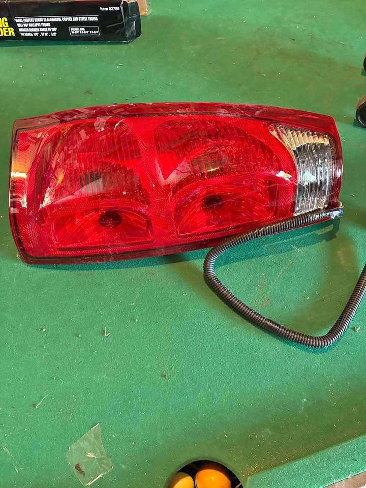 2002-2006 Chevrolet Avalanche Passenger Tail Light Assembly