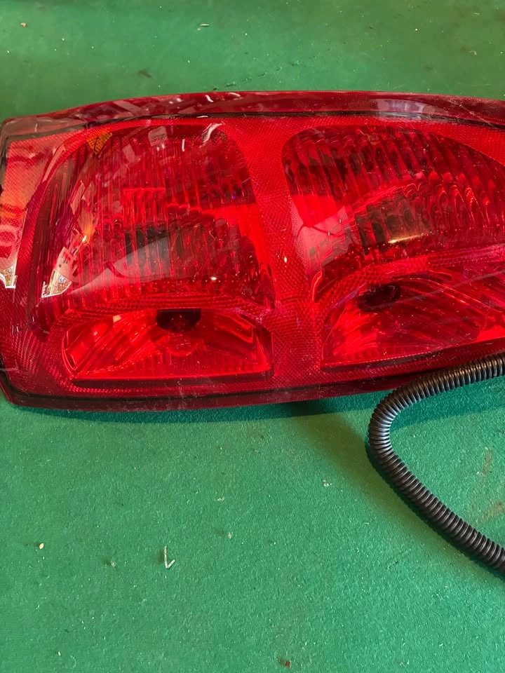 2002-2006 Chevrolet Avalanche Passenger Tail Light Assembly - photo 2