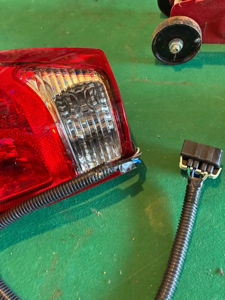 2002-2006 Chevrolet Avalanche Passenger Tail Light Assembly - photo 3