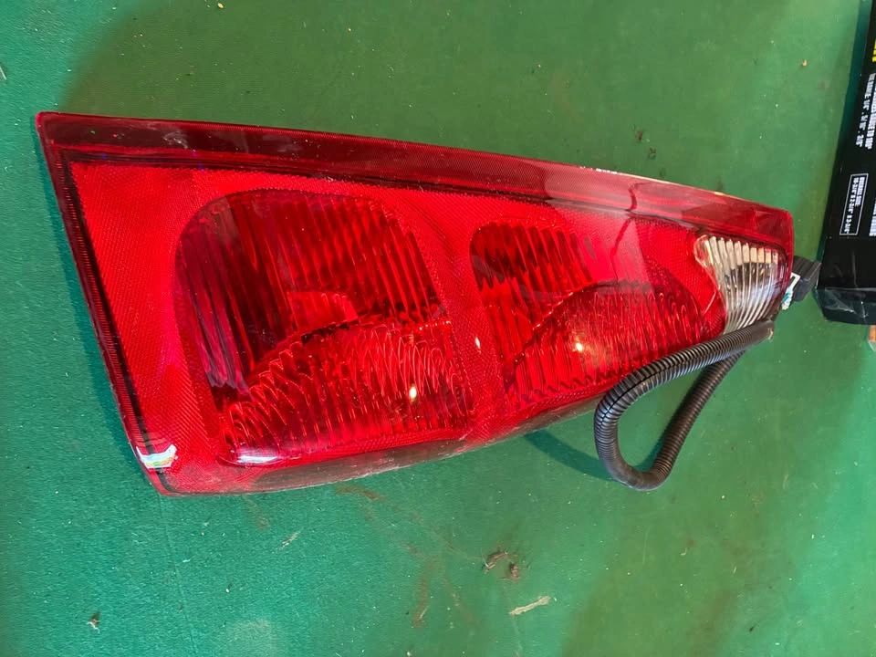2002-2006 Chevrolet Avalanche Passenger Tail Light Assembly - photo 5